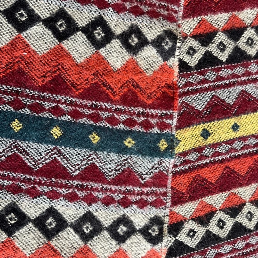 Roots Cozy Multicolor Knit Scarf with Geometric Patterns - Picture 3 of 4